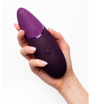 Womanizer - Premium Next, Dark Purple, sitter bra i handen