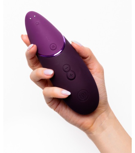 Womanizer - Premium Next, Dark Purple, sitter bra i handen