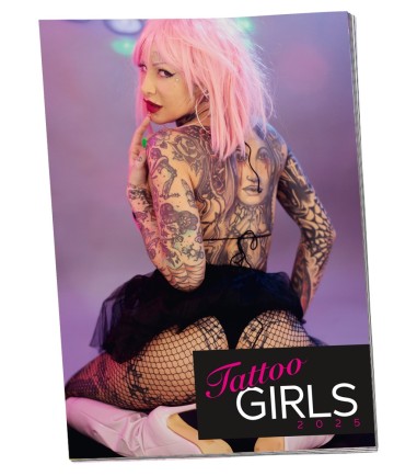 Väggkalender - 2025 Tattoo Girls, tattuereade flickor i en kalender på väggen